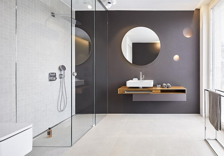 Harmony, peace and aesthetics: the bathrooms in the 115 apartments of the seven elegant city villas have a reserved elegance. Walls and floors were intentionally given the same tile colours; the tiled walls were always constructed at room height.